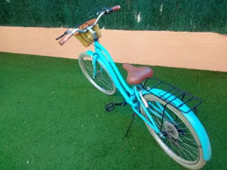 Bicicleta azul con cesta y portaequipajes