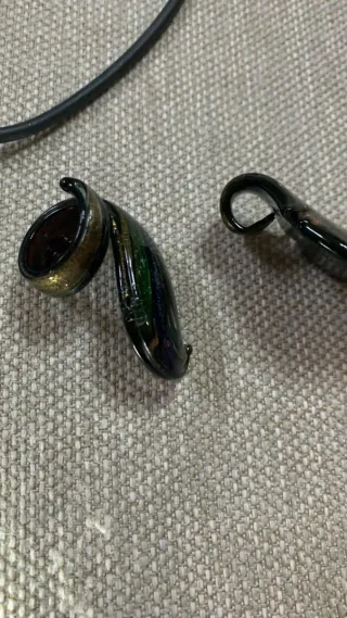 Collana con ciondolo in vetro