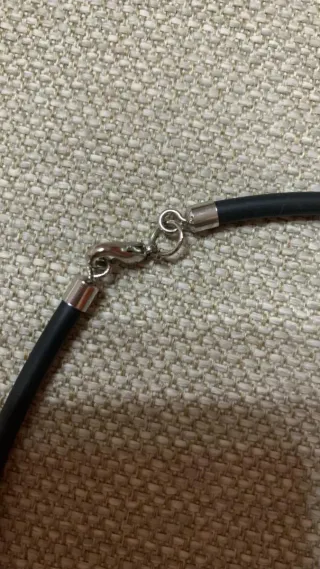 Collana con ciondolo in vetro