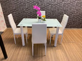 Mesa Comedor Cristal y 4 Sillas Blancas