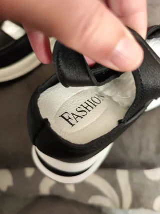 Sandalias negras y blancas mujer