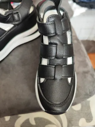 Sandalias negras y blancas mujer