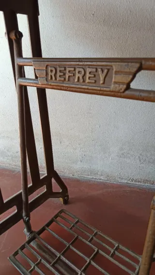 Mueble Máquina de Coser Refrey