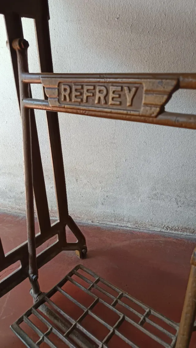 Mueble Máquina de Coser Refrey