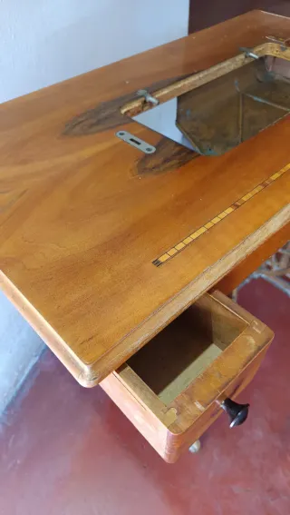 Mueble Máquina de Coser Refrey