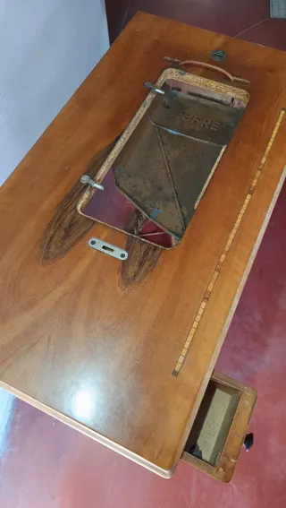 Mueble Máquina de Coser Refrey