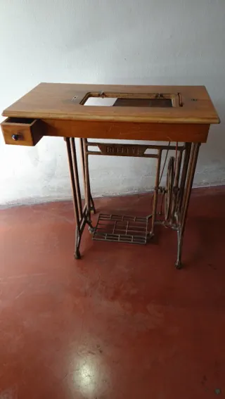Mueble Máquina de Coser Refrey