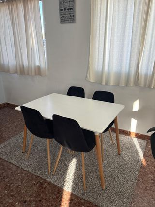 Mesa 4 Sillas Negras - entrega gratis!