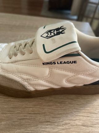 Zapatillas Kings League Blancas, Verdes y Negras.