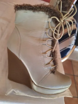 Botines cuña beige con pelo