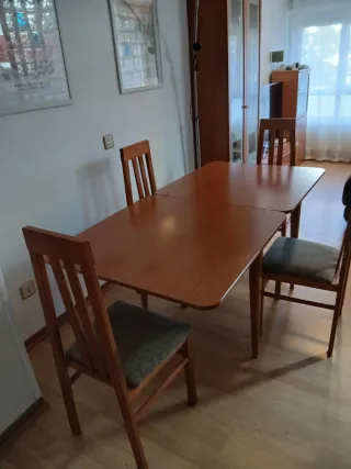 Mesa de comedor con 4 sillas