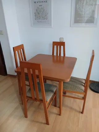 Mesa de comedor con 4 sillas