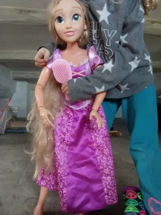 Muñeca Rapunzel Gigante con Peine