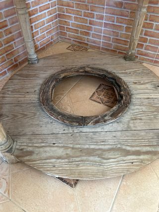 Mesa redonda de madera rústica