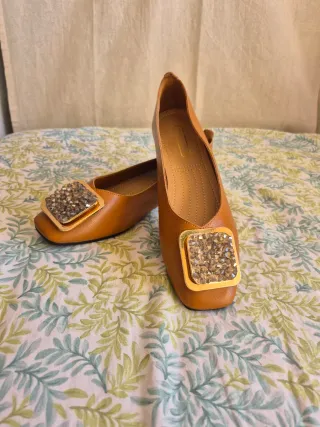 Zapatos planos marrones con detalle dorado