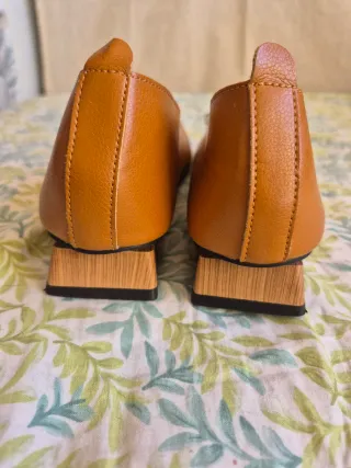 Zapatos planos marrones con detalle dorado