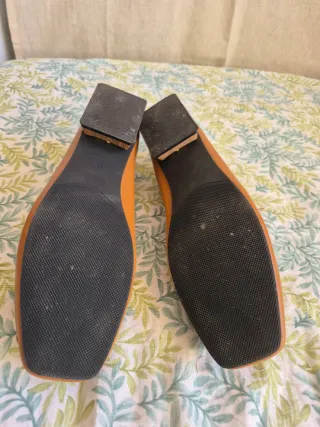 Zapatos planos marrones con detalle dorado