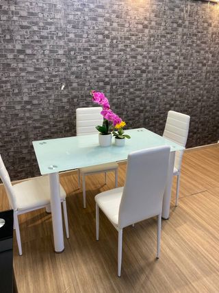 Mesa Comedor Cristal y 4 Sillas Blancas
