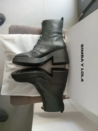 Botas BIMBA Y LOLA negras con cremallera