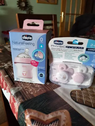 Biberón Chicco NaturalFeeling y Chupetes