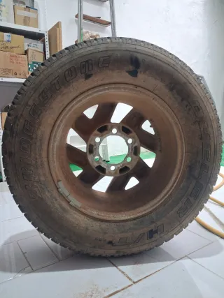 Neumático Bridgestone 245/70R16 con llanta