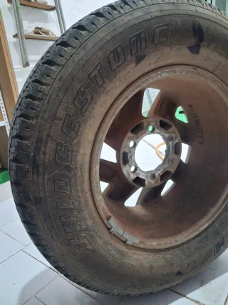 Neumático Bridgestone 245/70R16 con llanta
