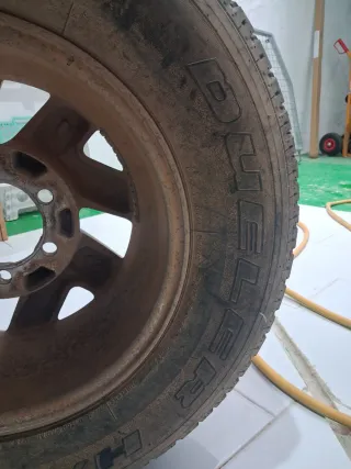 Neumático Bridgestone 245/70R16 con llanta