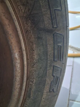 Neumático Bridgestone 245/70R16 con llanta