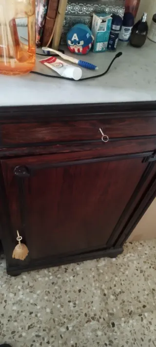 Mueble antiguo de madera