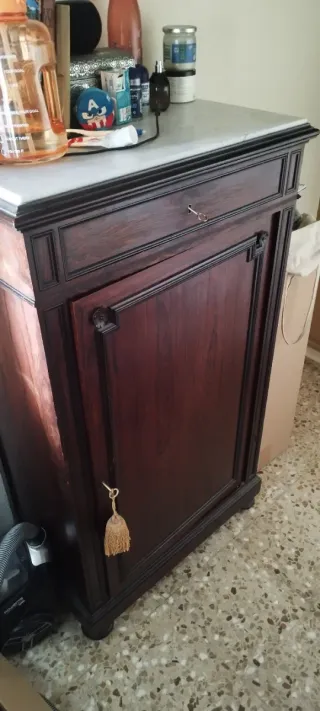 Mueble antiguo de madera