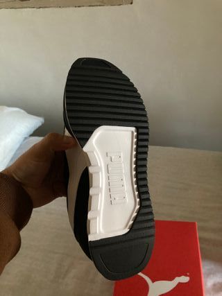 Zapatillas Puma Lightwind Negras y Blancas