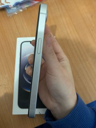iPhone 16e como nuevo en su caja