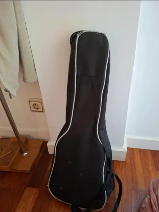 Ukelele Martisan casi nuevo + funda y accesorios