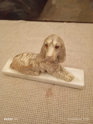 Figura perro mármol ojos rojos