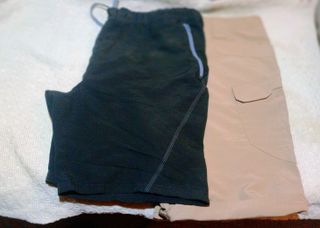 Pantalón corto hombre negro y beige..lote de 2