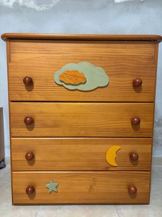 Cómoda infantil de madera con cajones