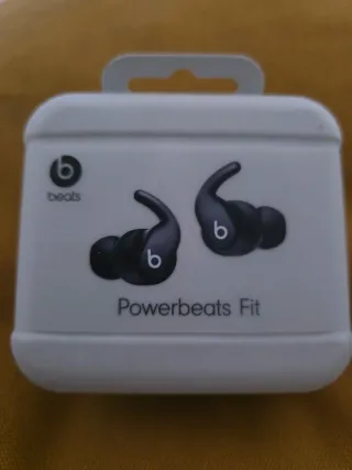 Powerbeats Fit Negros