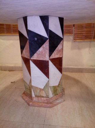 Mesa de mármol con diseño de brújula