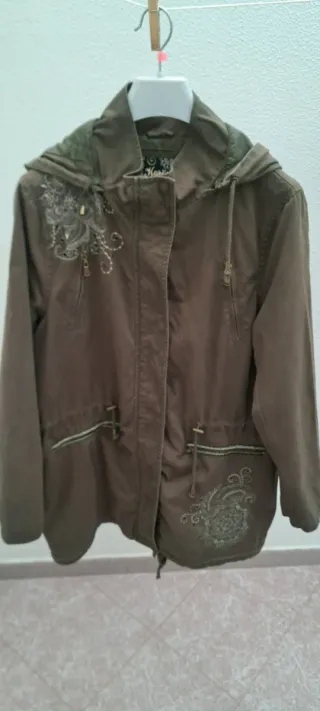 Chaqueta Horoshi verde bordada larga