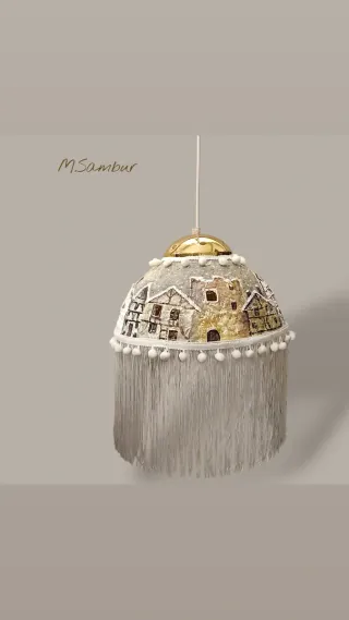 Lampadario decorato con casette e frange