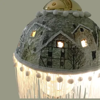 Lampadario decorato con casette e frange
