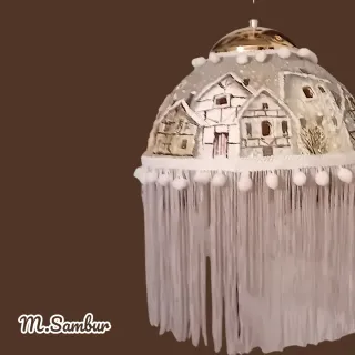 Lampadario decorato con casette e frange