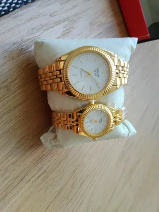 Pareja de relojes dorados nuevos