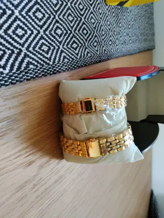 Pareja de relojes dorados nuevos