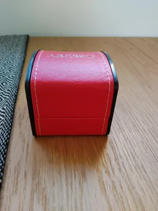 Pareja de relojes dorados nuevos