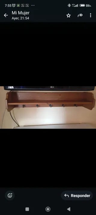 Estantería de madera con ganchos