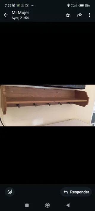 Estantería de madera con ganchos