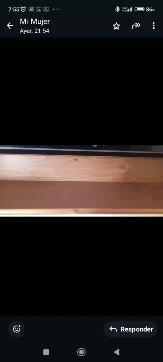 Estantería de madera con ganchos