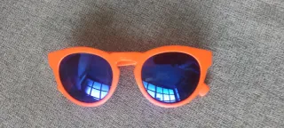 Gafas de sol naranjas con lentes azules