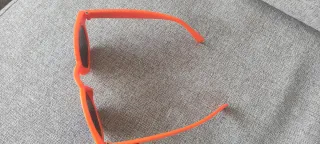 Gafas de sol naranjas con lentes azules